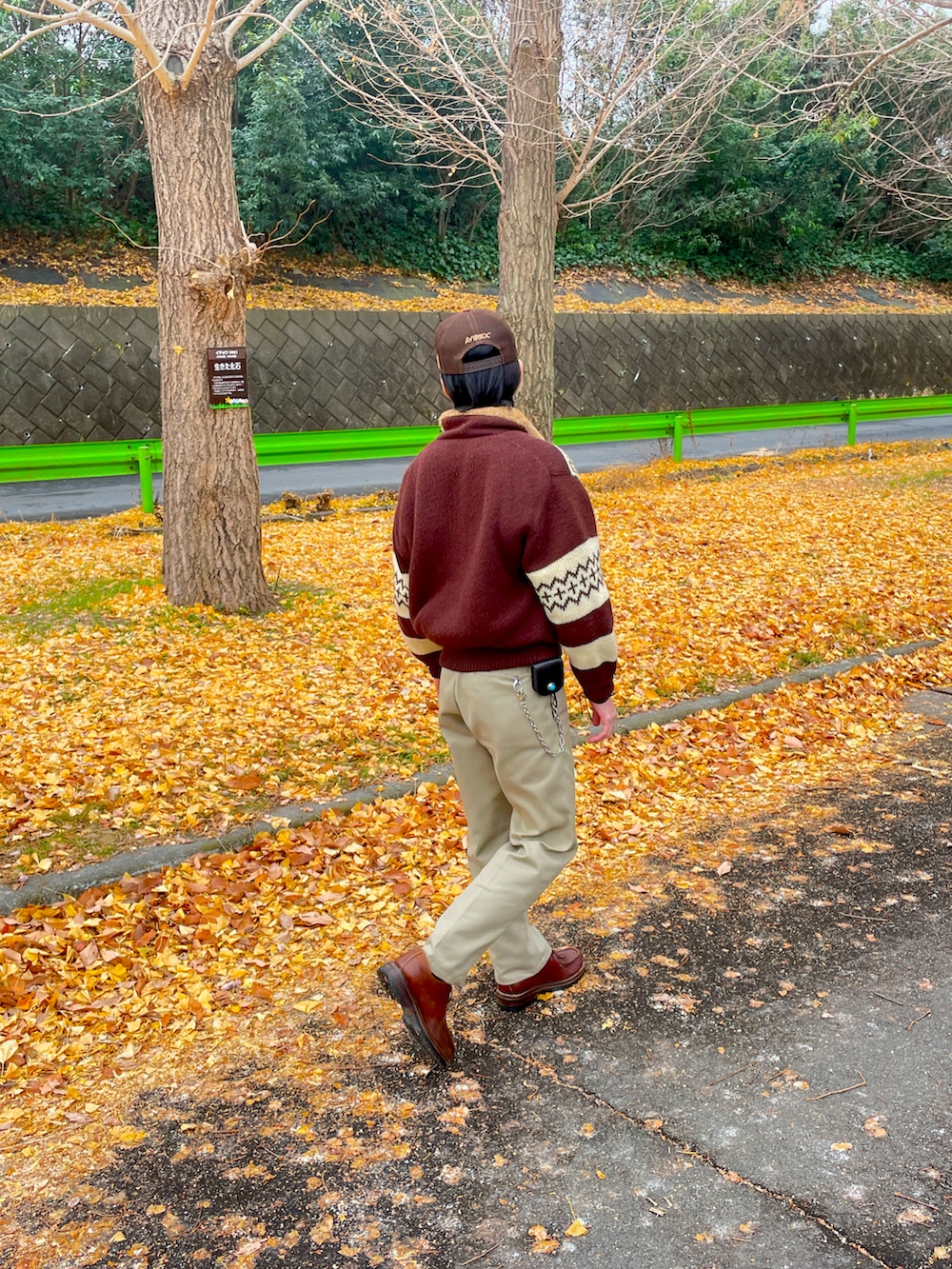 ブラウン系のその他アウター、ブラウン系のブーツ、ベージュ系のチノパンツを着用したメンズの冬コーディネートの3枚目の写真