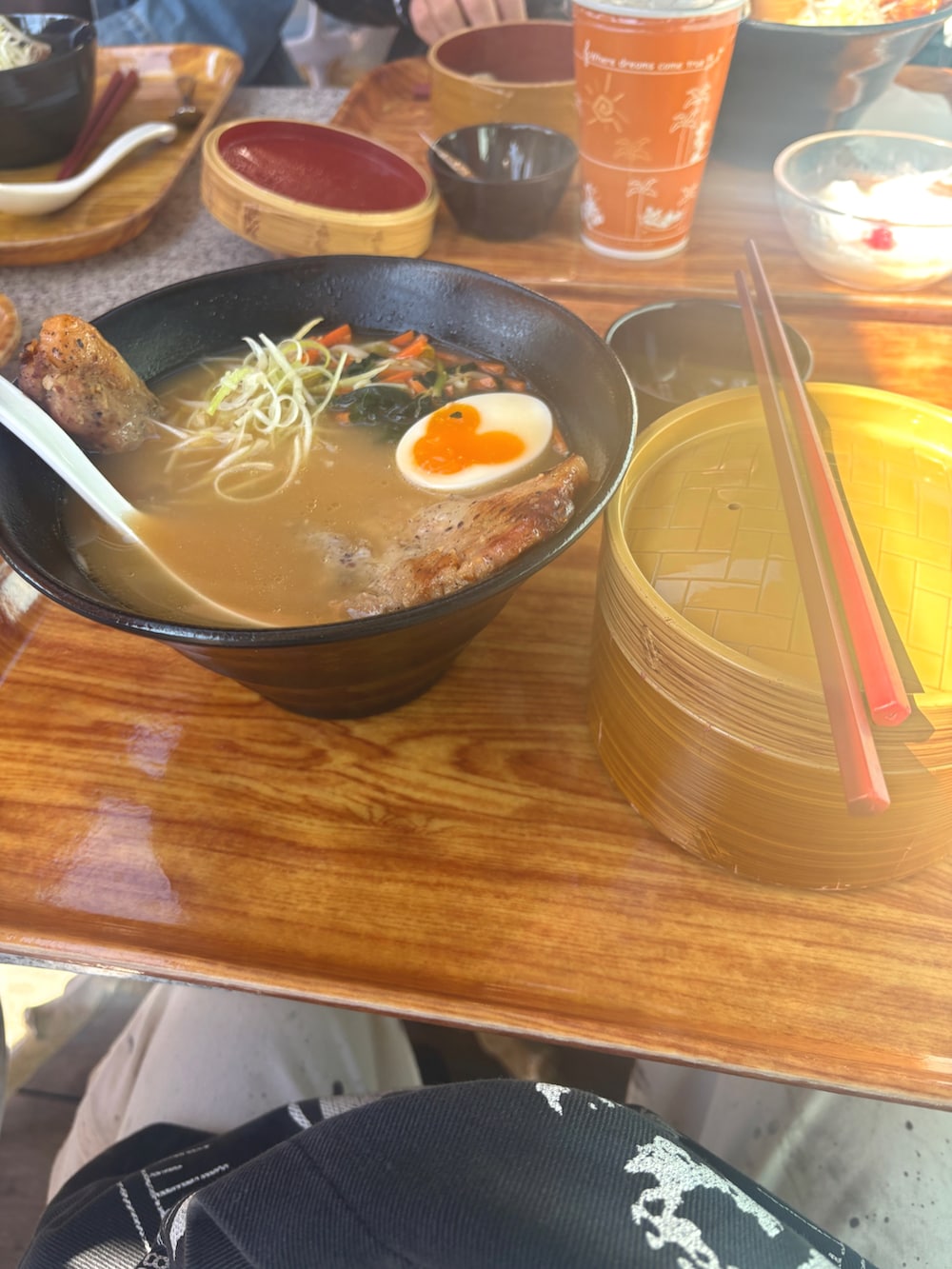 ブルー系のその他アウター、ホワイト系のその他パンツ、ホワイト系の帽子を着用したメンズの春コーディネートの3枚目の写真