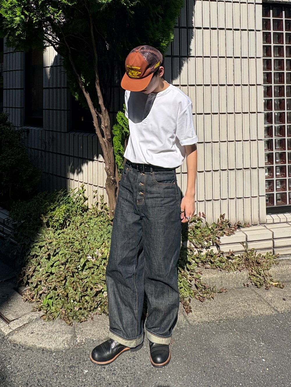 ブルー系のデニムパンツ、ブラック系のブーツ、ホワイト系のその他トップスを着用したメンズの夏コーディネートの2枚目の写真