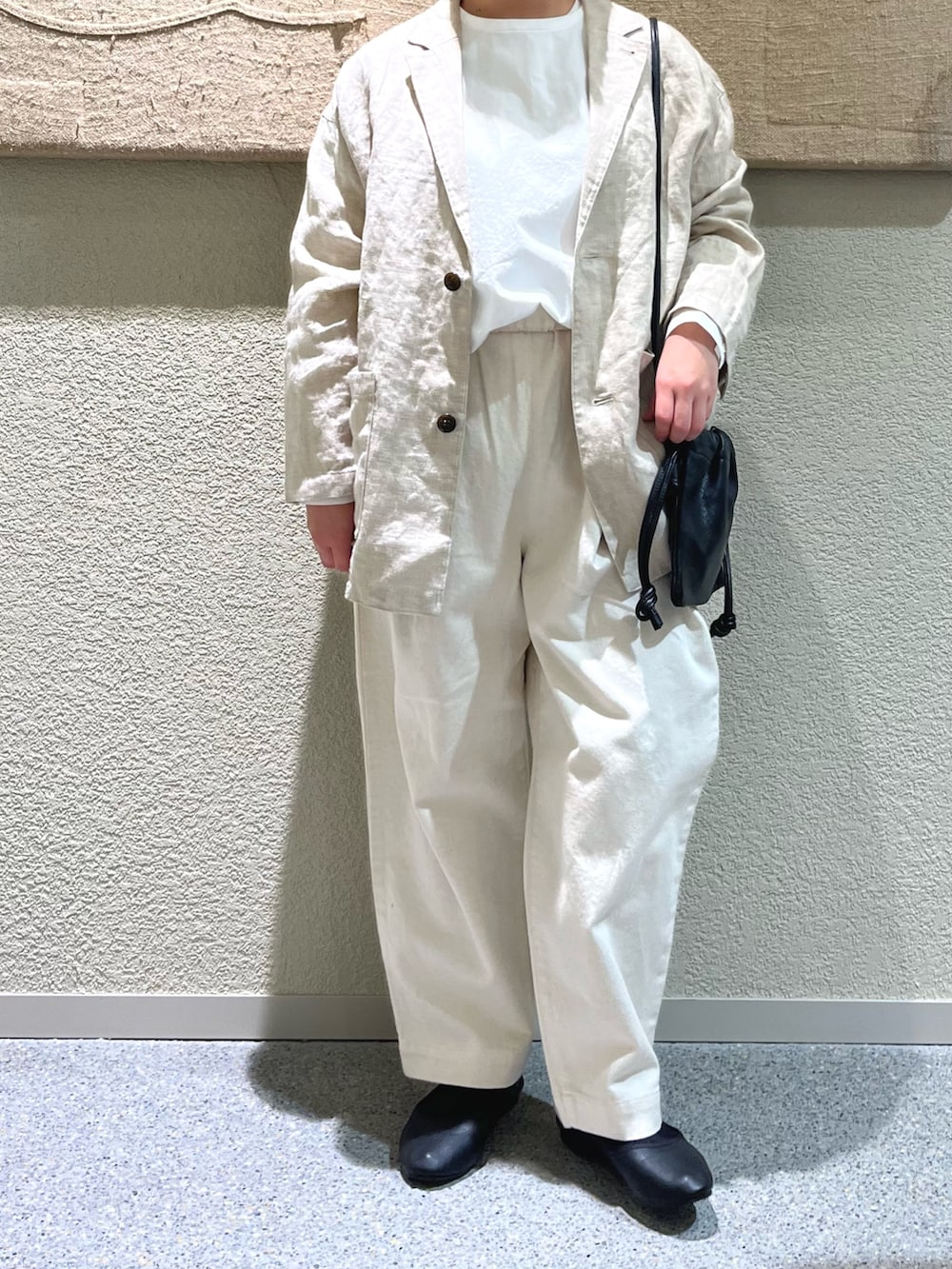 ベージュ系のその他パンツ、ブラック系のバレエシューズ、ブラック系のショルダーバッグを着用したレディースの冬コーディネートの6枚目の写真