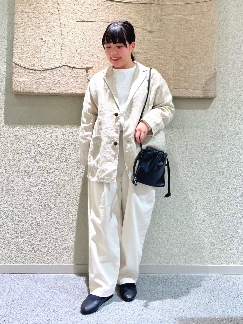ベージュ系のその他パンツ、ブラック系のバレエシューズ、ブラック系のショルダーバッグを着用したレディースの冬コーディネートの2枚目の写真