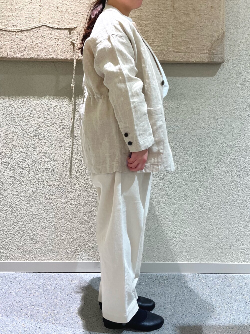 ベージュ系のその他パンツ、ブラック系のバレエシューズ、ブラック系のショルダーバッグを着用したレディースの冬コーディネートの3枚目の写真