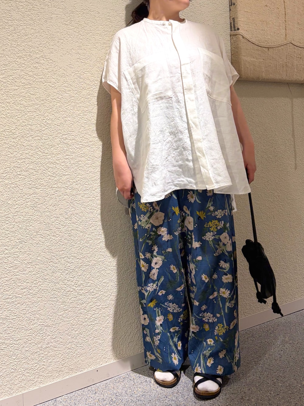 ホワイト系のシャツ/ブラウス、ブラック系のショルダーバッグ、ブルー系のその他パンツを着用したレディースの春コーディネートの6枚目の写真