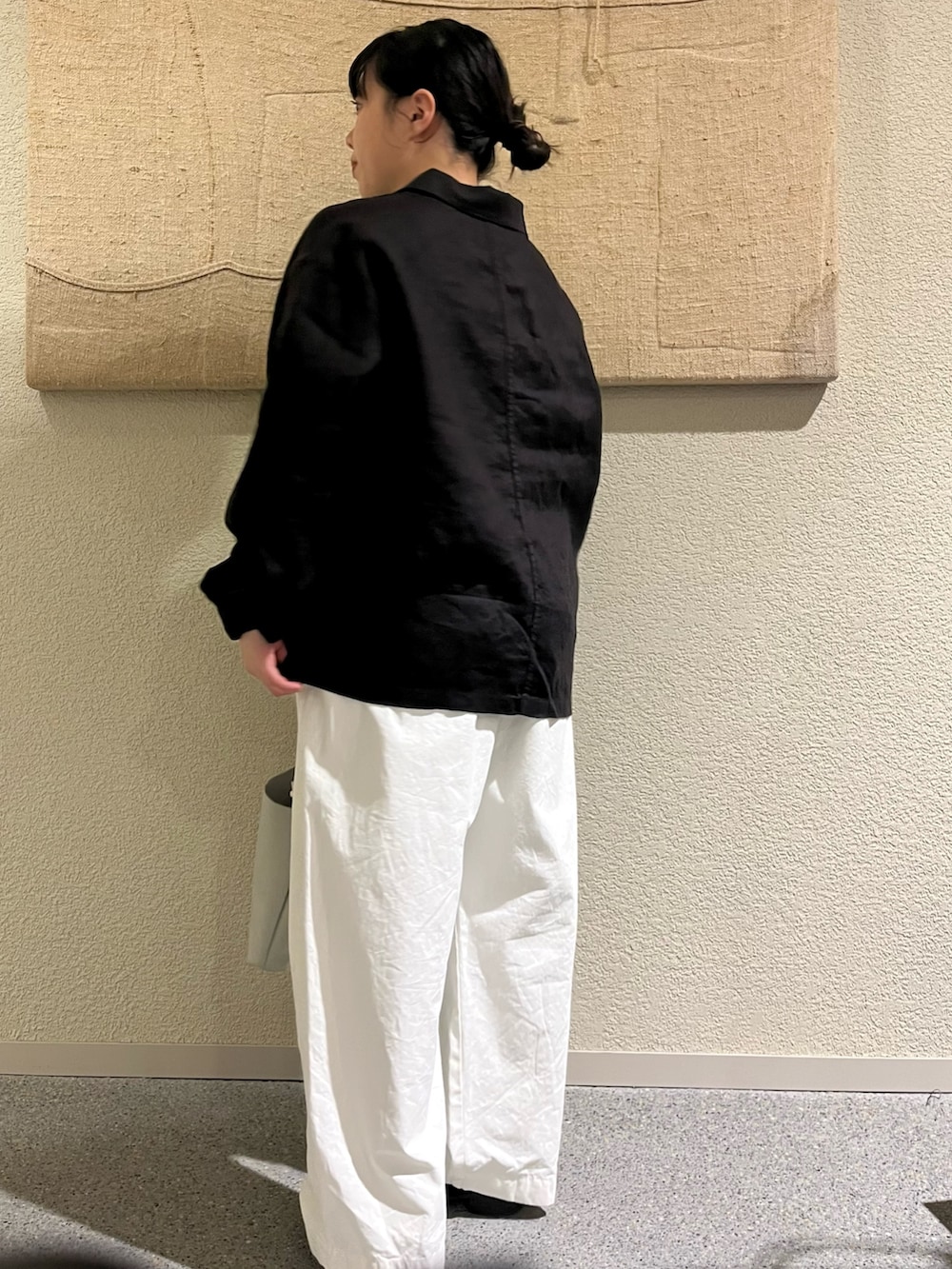 グレー系のカバーオール、ホワイト系のその他パンツ、ホワイト系のショルダーバッグを着用したレディースの春コーディネートの4枚目の写真