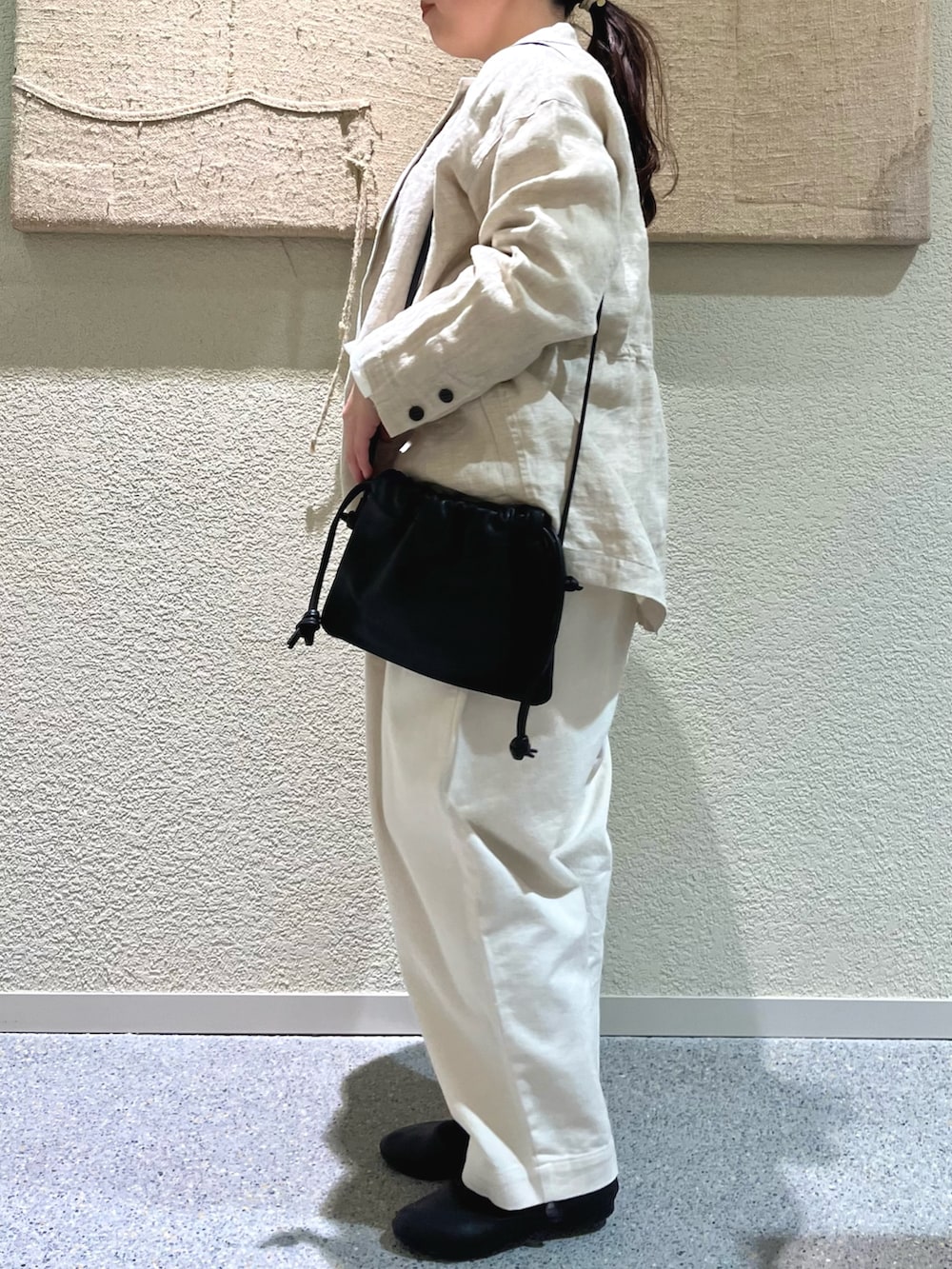ベージュ系のその他パンツ、ブラック系のバレエシューズ、ブラック系のショルダーバッグを着用したレディースの冬コーディネートの5枚目の写真