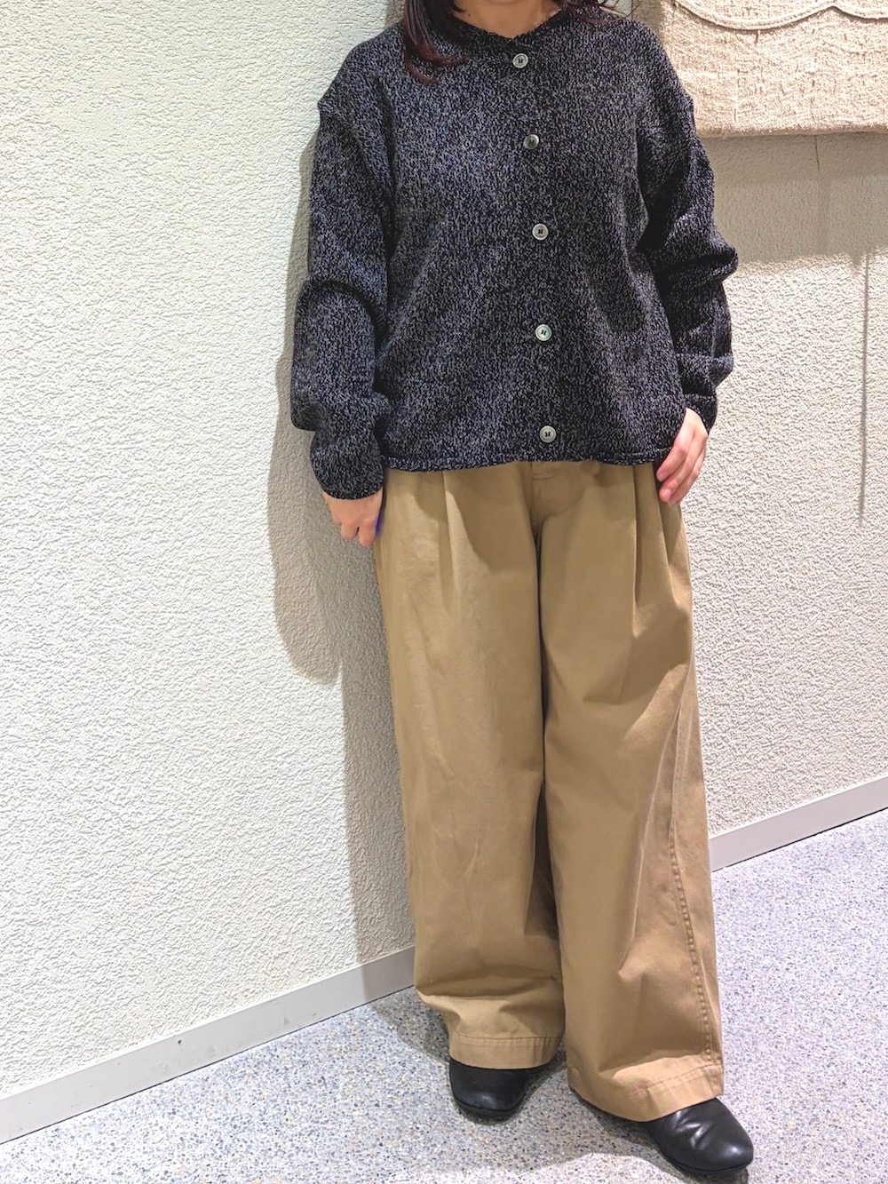 ブラック系のカーディガン/ボレロ、ベージュ系のその他パンツを着用したレディースの秋コーディネートの3枚目の写真