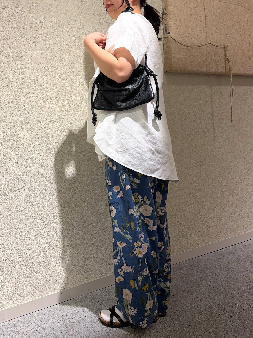ホワイト系のシャツ/ブラウス、ブラック系のショルダーバッグ、ブルー系のその他パンツを着用したレディースの春コーディネートの5枚目の写真
