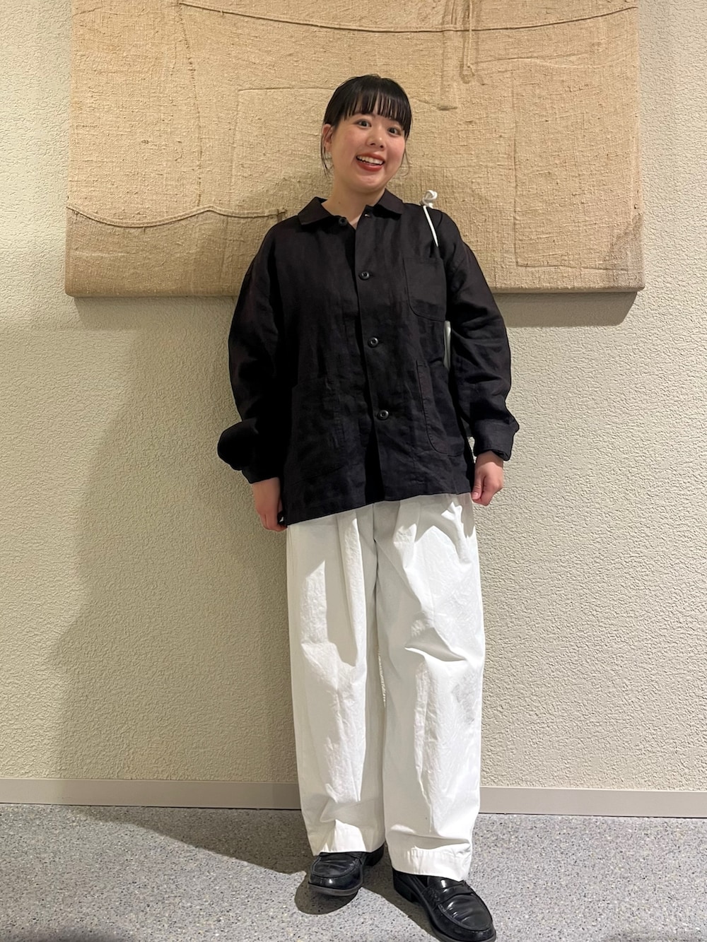 グレー系のカバーオール、ホワイト系のその他パンツ、ホワイト系のショルダーバッグを着用したレディースの春コーディネートの2枚目の写真