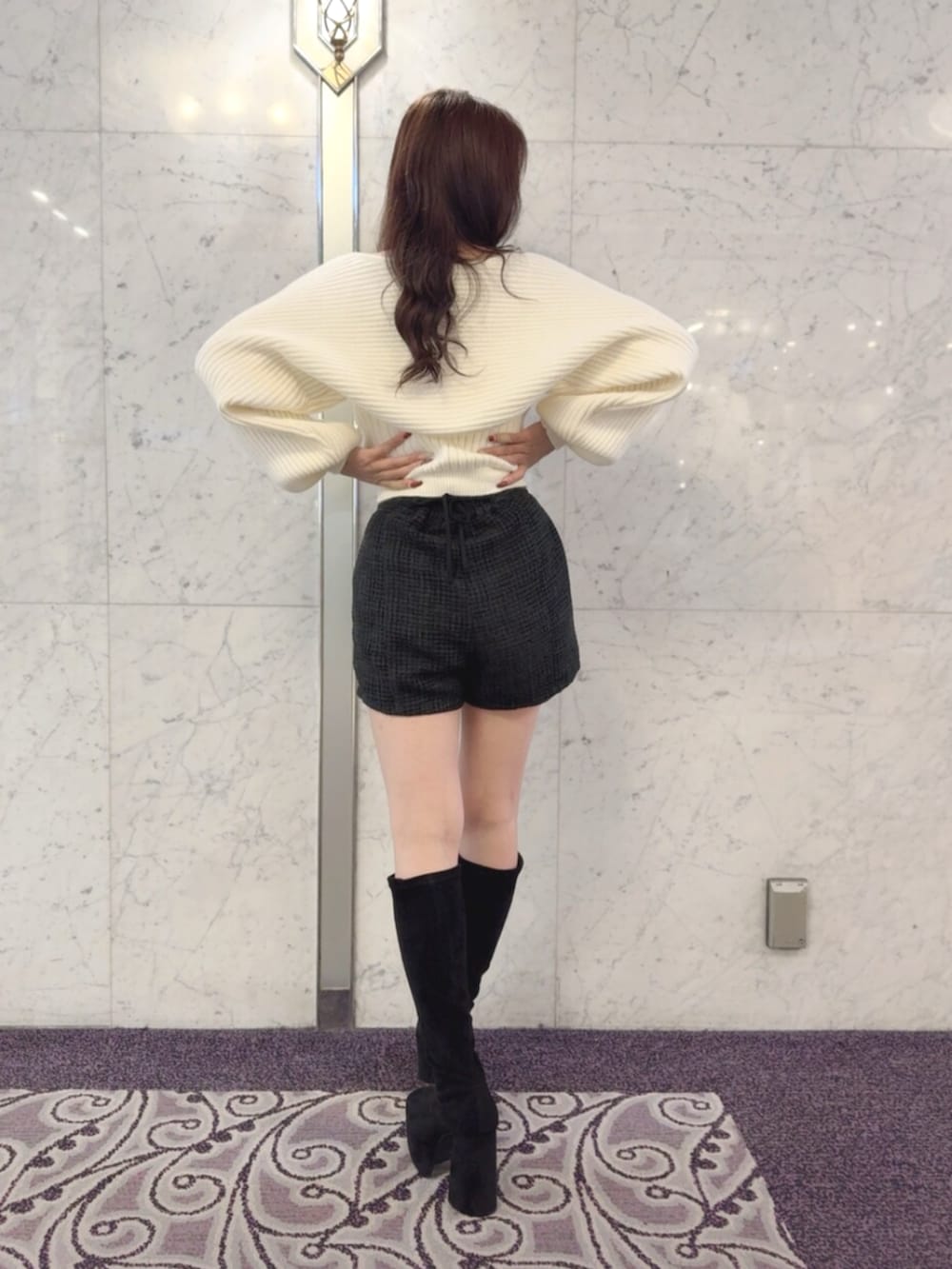 ブラック系のその他パンツ、ホワイト系のニット/セーター、ブラック系のブーツを着用したレディースの秋コーディネートの3枚目の写真