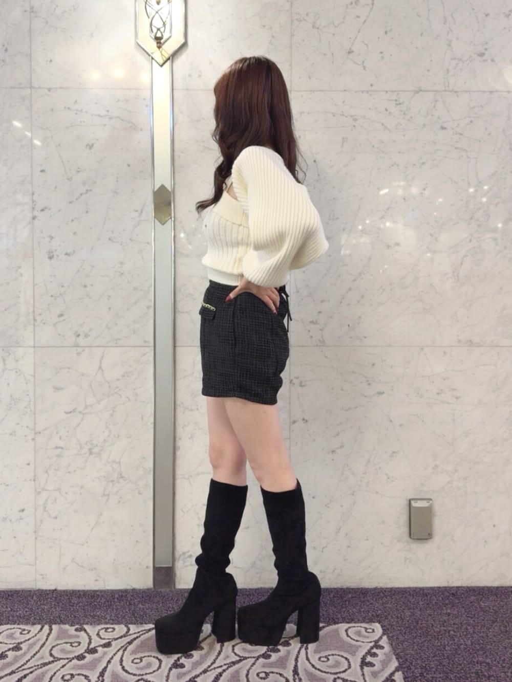 ブラック系のその他パンツ、ホワイト系のニット/セーター、ブラック系のブーツを着用したレディースの秋コーディネートの2枚目の写真