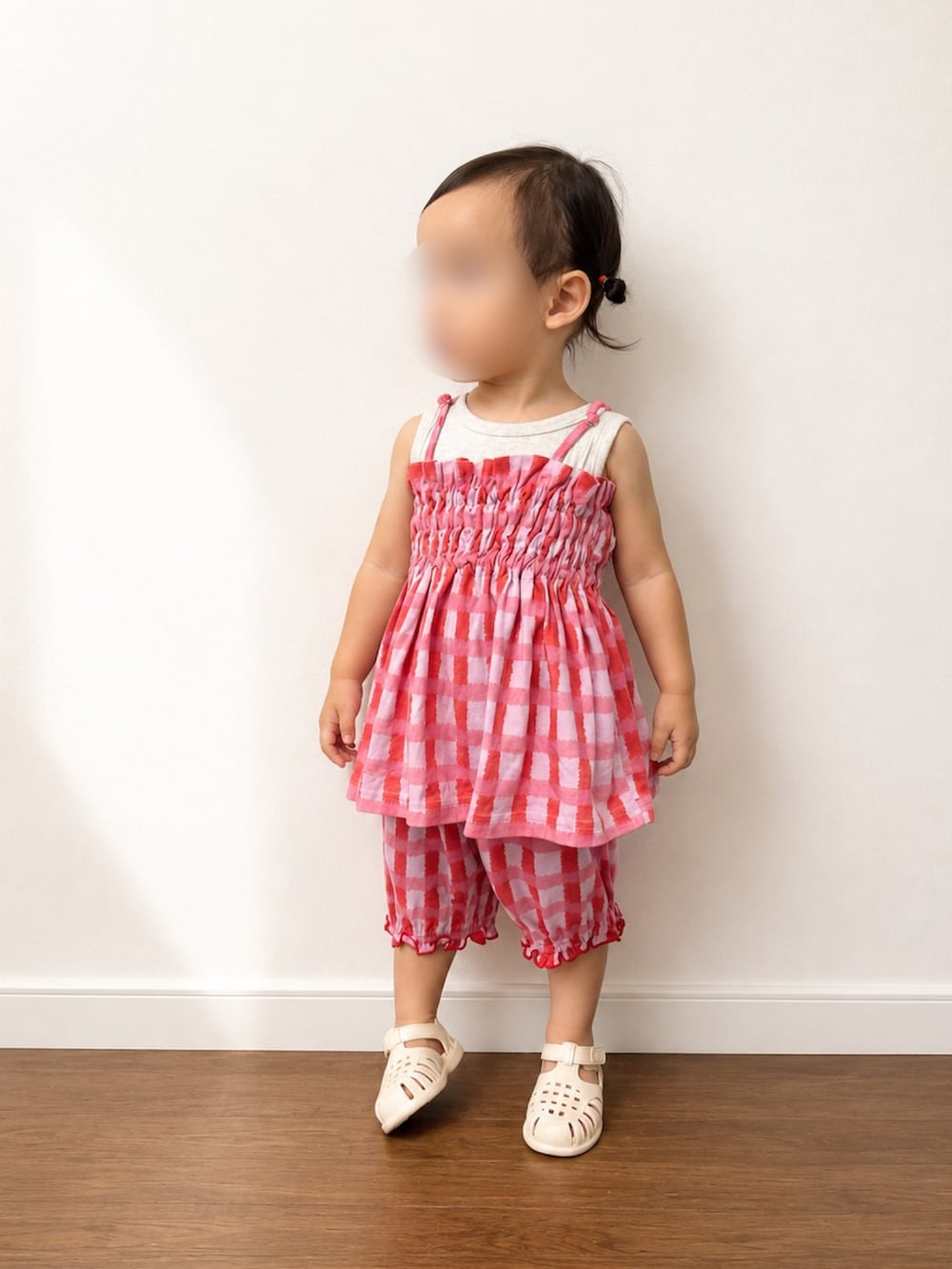 ホワイト系のサンダル、ピンク系のその他パンツ、ピンク系のトップスを着用したキッズの夏コーディネートの3枚目の写真