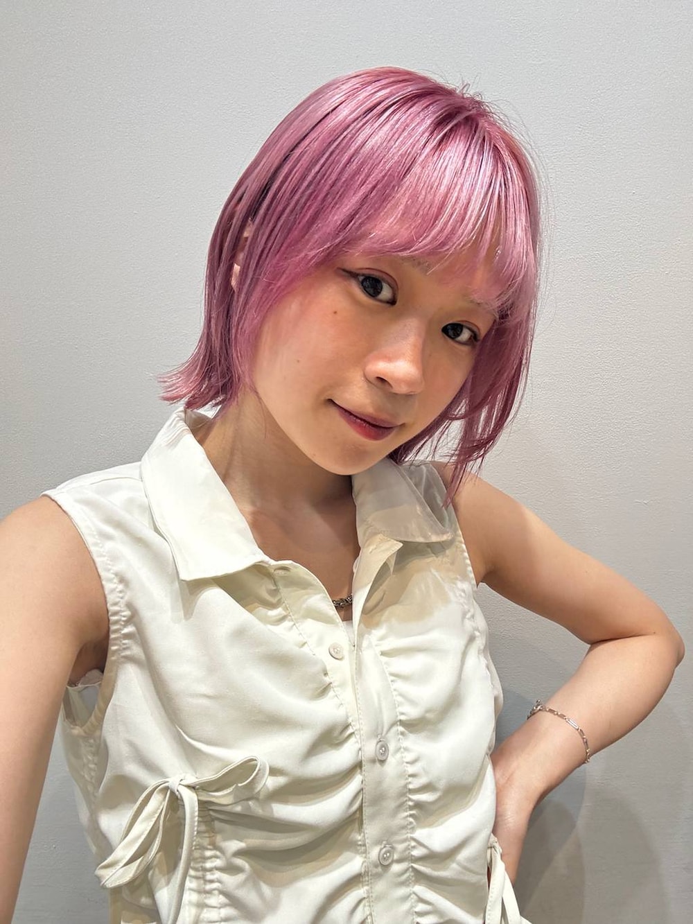 ホワイト系のシャツ/ブラウス、グレー系のネックレスを着用したレディースの夏コーディネートの4枚目の写真