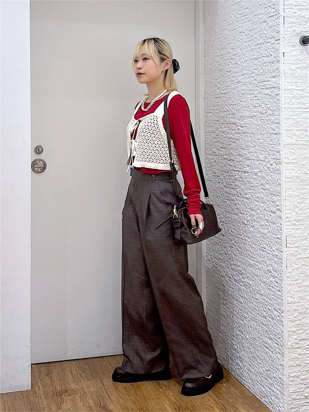 ホワイト系のその他トップス、レッド系のTシャツ/カットソー、ブラウン系のローファーを着用したレディースの夏コーディネートの2枚目の写真