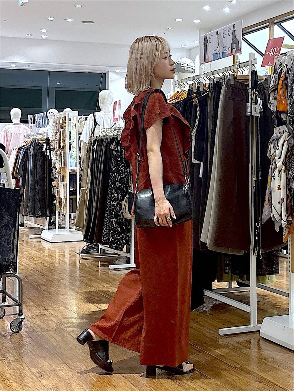 ブラック系のサンダル、ブラック系のショルダーバッグ、シルバー系のネックレスを着用したレディースの夏コーディネートの4枚目の写真