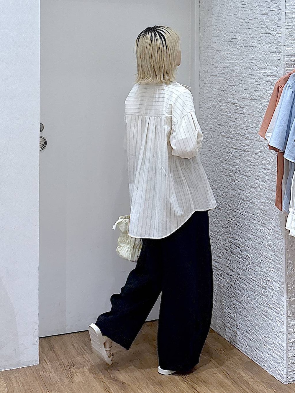 ホワイト系のシャツ/ブラウス、ブラック系のトートバッグ、ホワイト系のTシャツ/カットソーを着用したレディースの夏コーディネートの3枚目の写真
