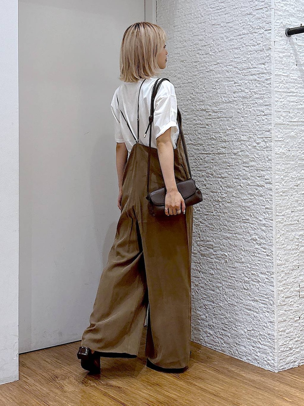 ブラウン系のショルダーバッグ、ホワイト系のTシャツ/カットソー、ブラウン系のパンプスを着用したレディースの夏コーディネートの4枚目の写真