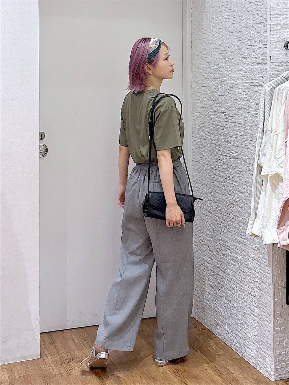 ブラック系のショルダーバッグ、グレー系のその他パンツ、グリーン系のTシャツ/カットソーを着用したレディースの夏コーディネートの3枚目の写真