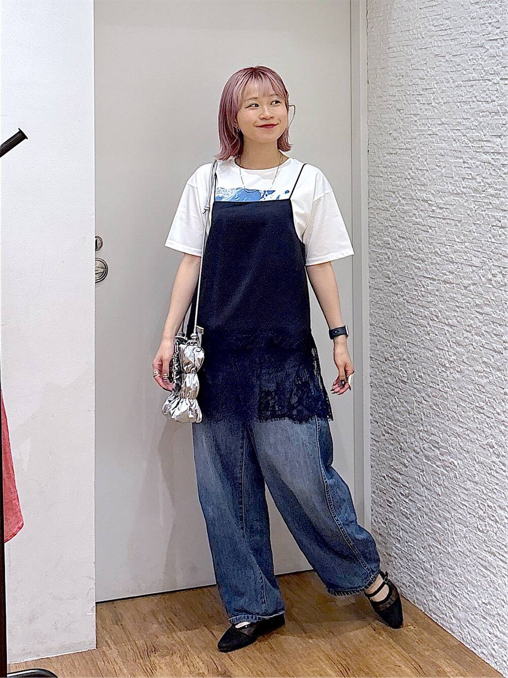 ブルー系のデニムパンツ、ホワイト系のTシャツ/カットソー、ブラック系のパンプスを着用したレディースの夏コーディネートの4枚目の写真