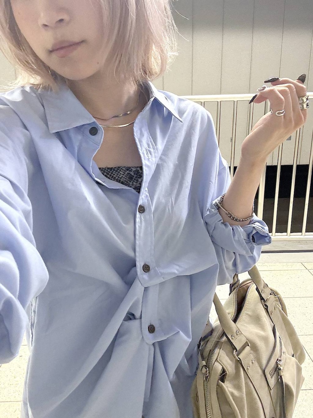 ベージュ系のボストンバッグ、ブルー系のシャツ/ブラウス、グレー系のその他パンツを着用したレディースの夏コーディネートの3枚目の写真