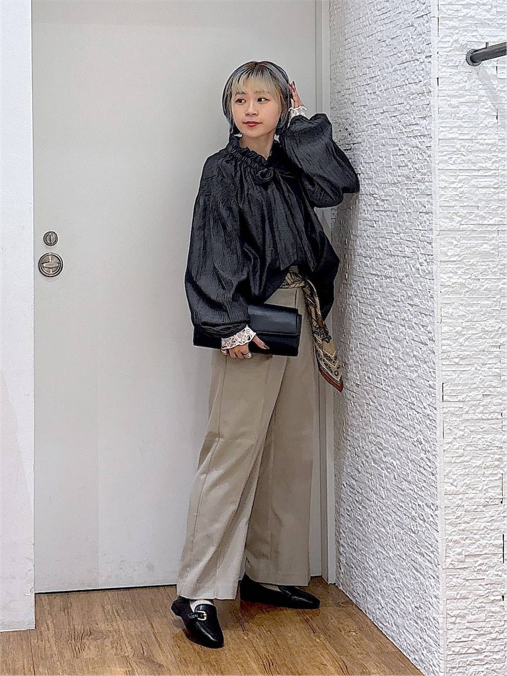 ブラック系のショルダーバッグ、ブラック系のローファー、ホワイト系のTシャツ/カットソーを着用したレディースの秋コーディネートの5枚目の写真