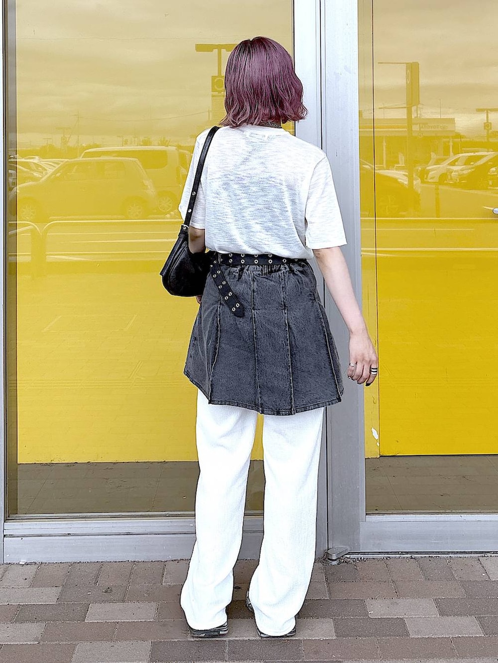 ホワイト系のその他パンツ、グレー系のスニーカー、ブラック系のデニムスカートを着用したレディースの夏コーディネートの2枚目の写真