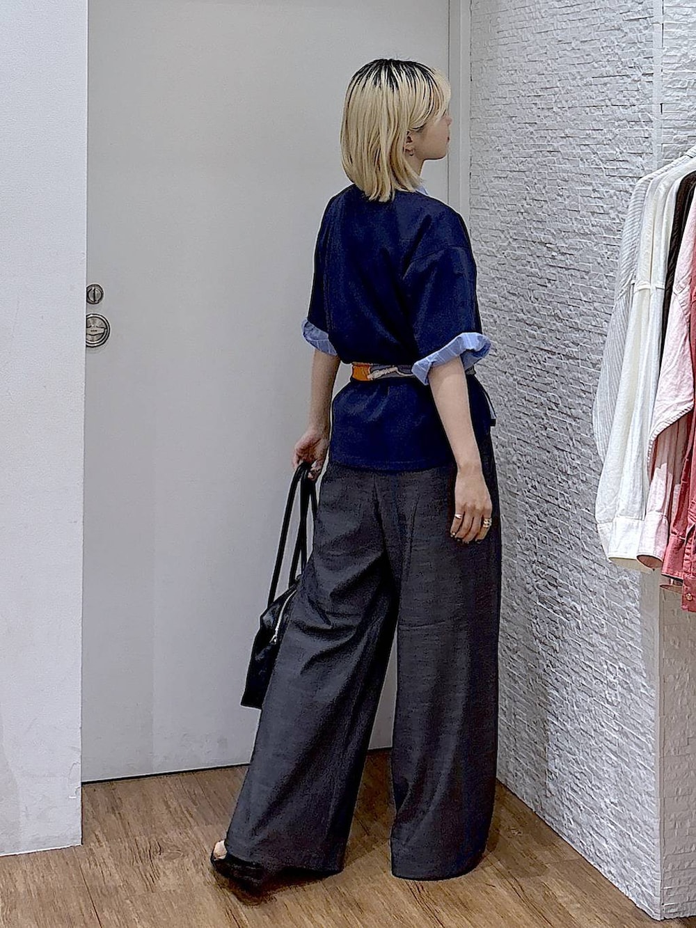 ブラック系のボストンバッグ、ブラック系のその他パンツ、ブルー系のシャツ/ブラウスを着用したレディースの夏コーディネートの4枚目の写真