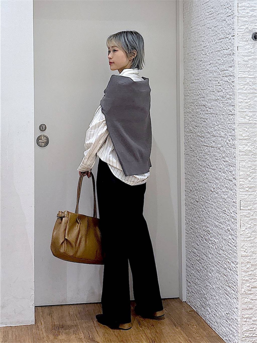ホワイト系のシャツ/ブラウス、グレー系のカーディガン/ボレロ、ブルー系のデニムパンツを着用したレディースの秋コーディネートの3枚目の写真