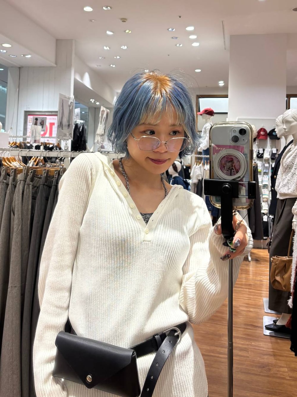 ホワイト系のパーカー、ベージュ系のその他パンツ、グレー系のネックレスを着用したレディースの秋コーディネートの4枚目の写真