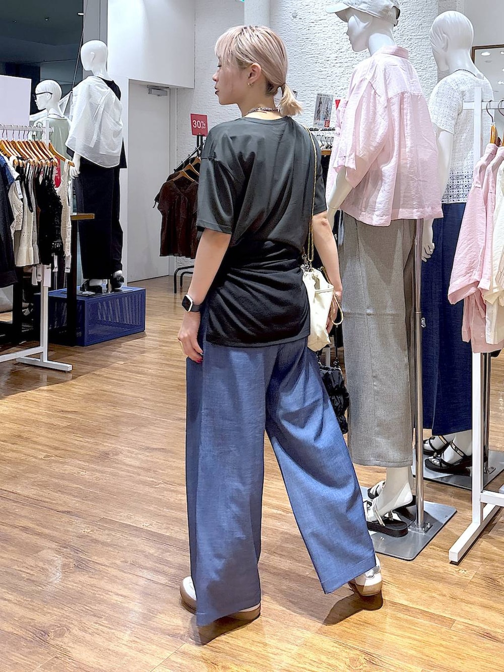 ホワイト系のスニーカー、グレー系のTシャツ/カットソー、ベージュ系のボディバッグ/ウエストポーチを着用したレディースの夏コーディネートの2枚目の写真