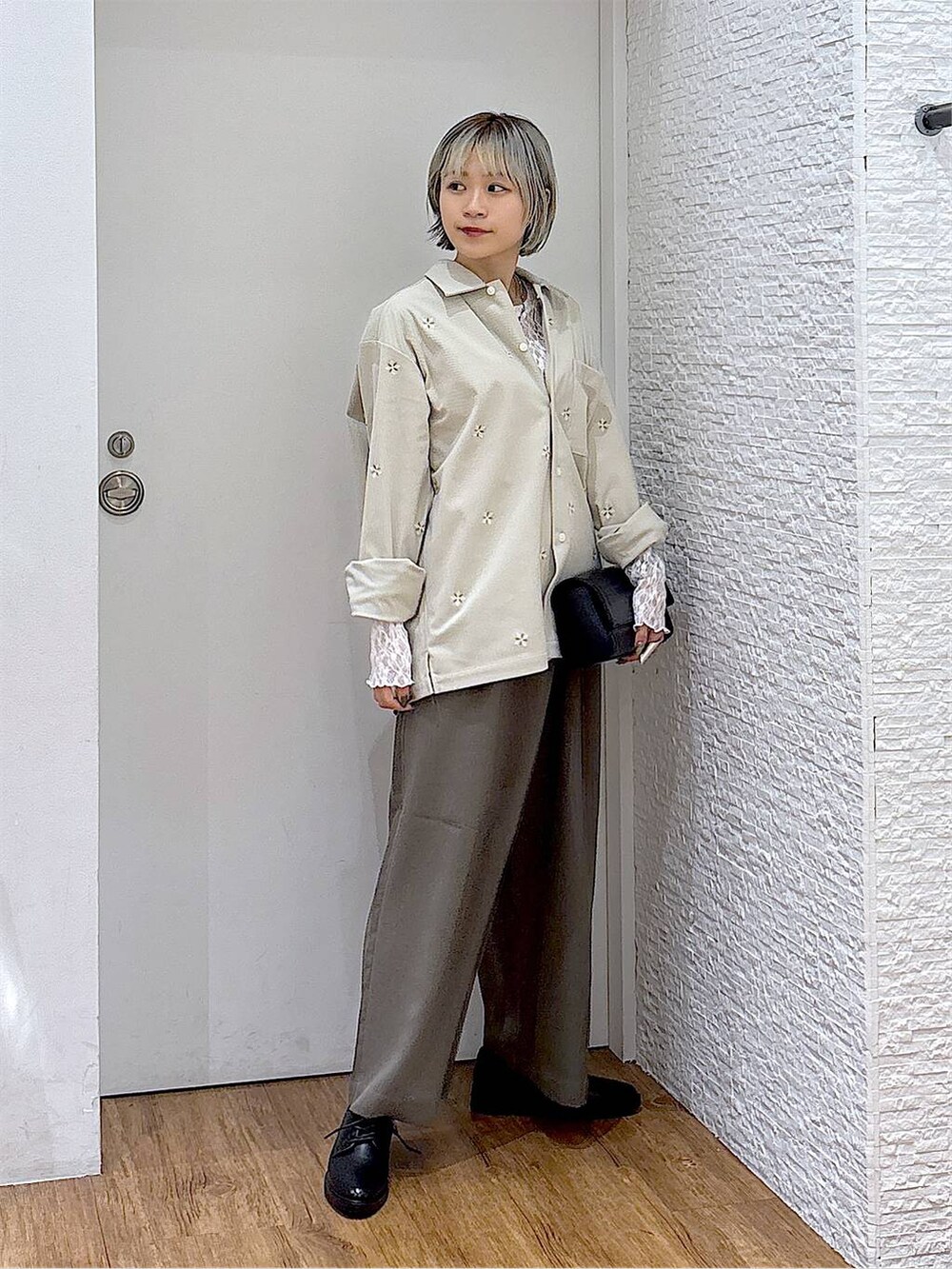 ブラック系のその他シューズ、ブラック系のショルダーバッグ、ホワイト系のTシャツ/カットソーを着用したレディースの秋コーディネートの5枚目の写真