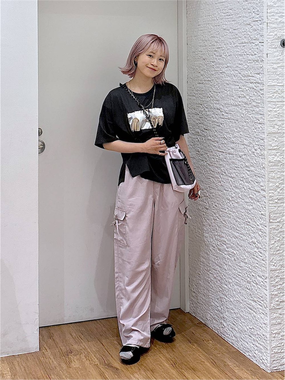 グレー系のTシャツ/カットソー、ピンク系のカーゴパンツ、ピンク系のボディバッグ/ウエストポーチを着用したレディースの夏コーディネートの4枚目の写真