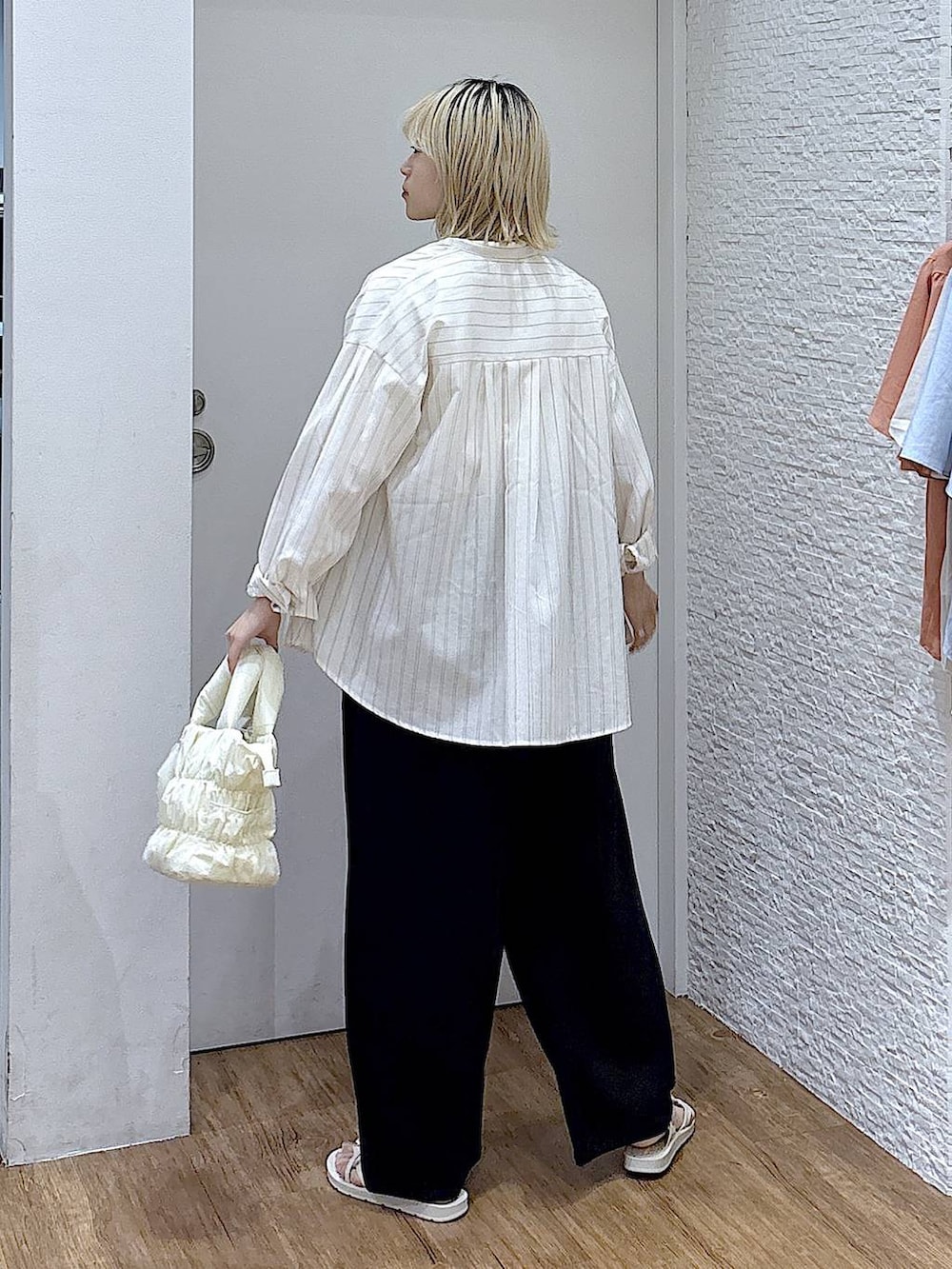 ホワイト系のシャツ/ブラウス、ブラック系のトートバッグ、ホワイト系のTシャツ/カットソーを着用したレディースの夏コーディネートの2枚目の写真