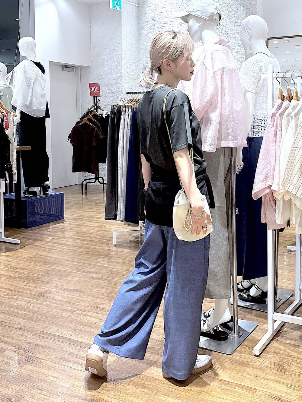 ホワイト系のスニーカー、グレー系のTシャツ/カットソー、ベージュ系のボディバッグ/ウエストポーチを着用したレディースの夏コーディネートの3枚目の写真