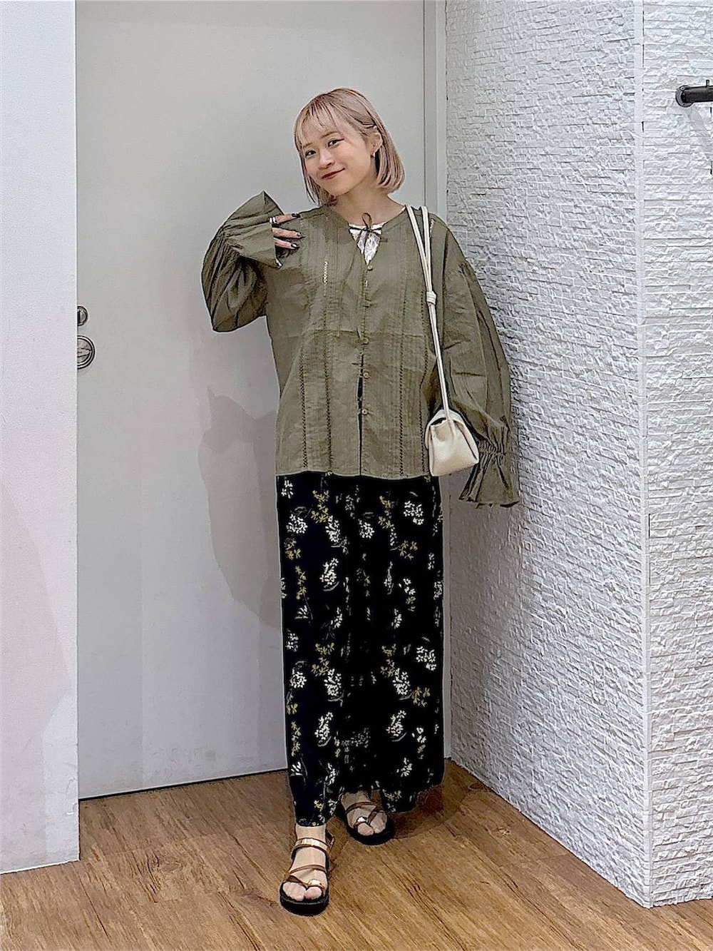 グリーン系のシャツ/ブラウス、ベージュ系のショルダーバッグ、ブルー系のその他パンツを着用したレディースの夏コーディネートの5枚目の写真