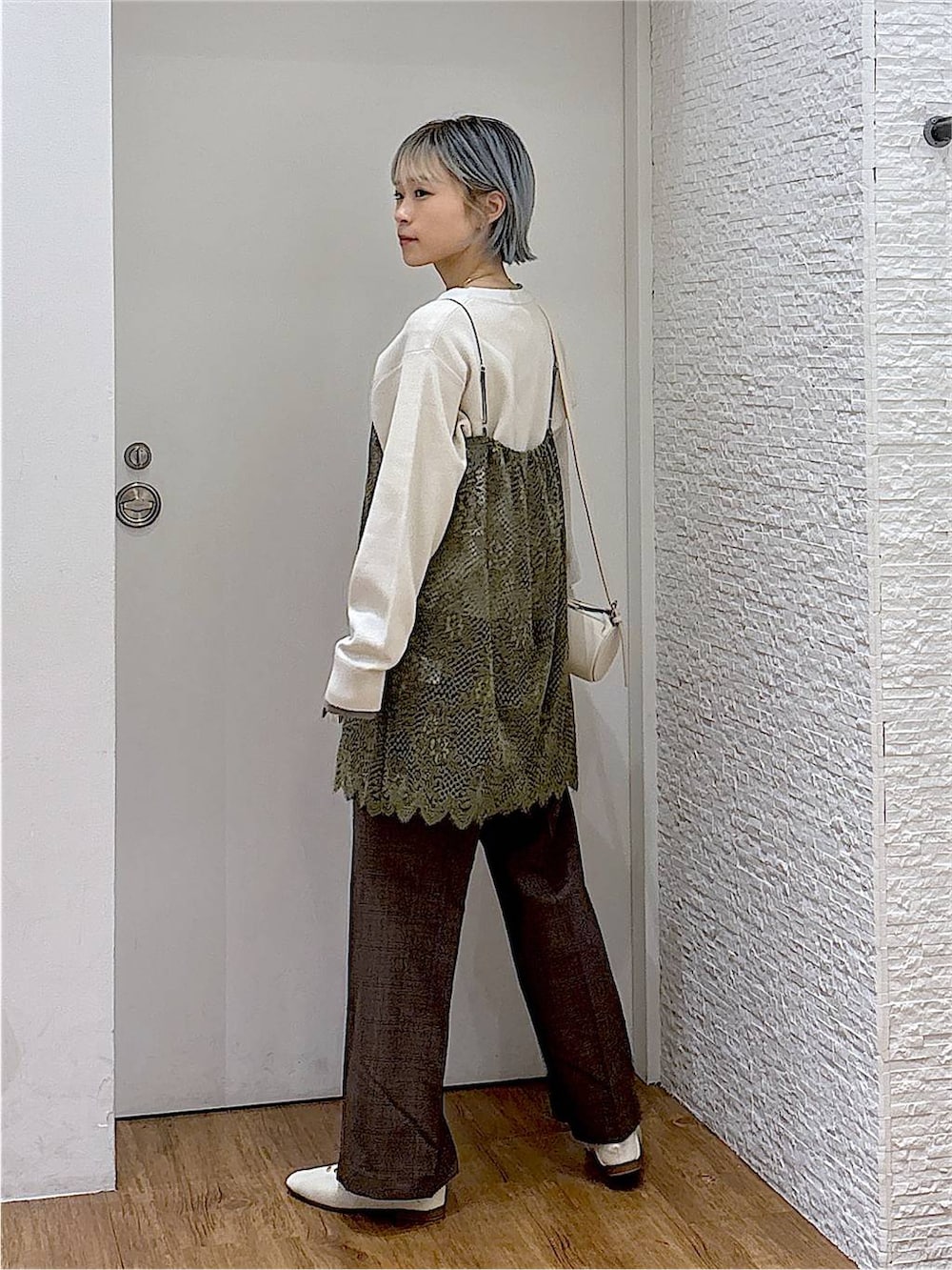 ベージュ系のパンプス、ホワイト系のクラッチバッグ、ブラウン系のその他パンツを着用したレディースの秋コーディネートの3枚目の写真