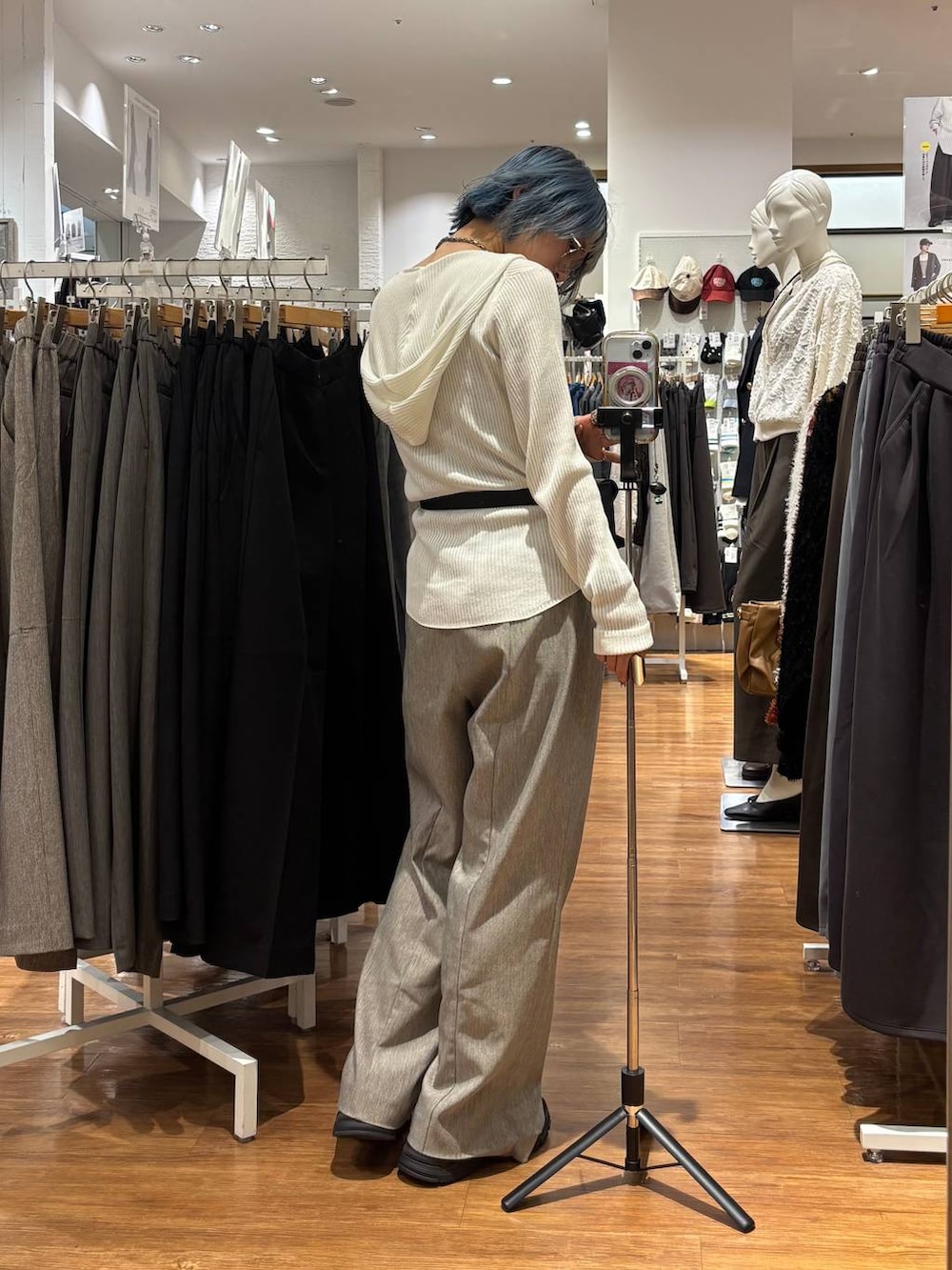ホワイト系のパーカー、ベージュ系のその他パンツ、グレー系のネックレスを着用したレディースの秋コーディネートの3枚目の写真