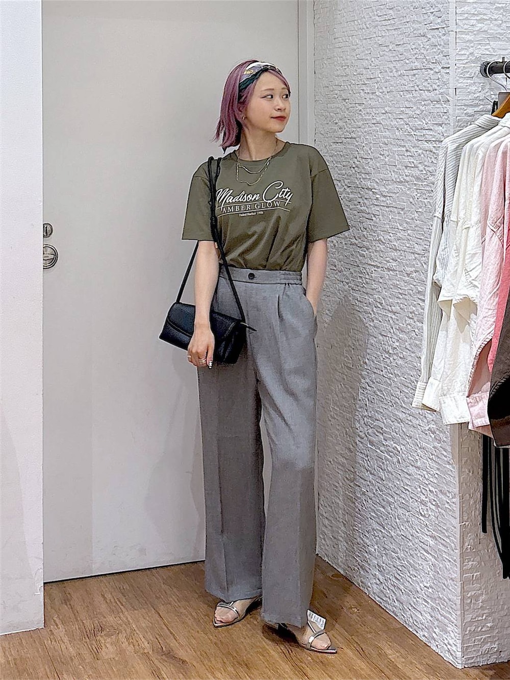 ブラック系のショルダーバッグ、グレー系のその他パンツ、グリーン系のTシャツ/カットソーを着用したレディースの夏コーディネートの4枚目の写真