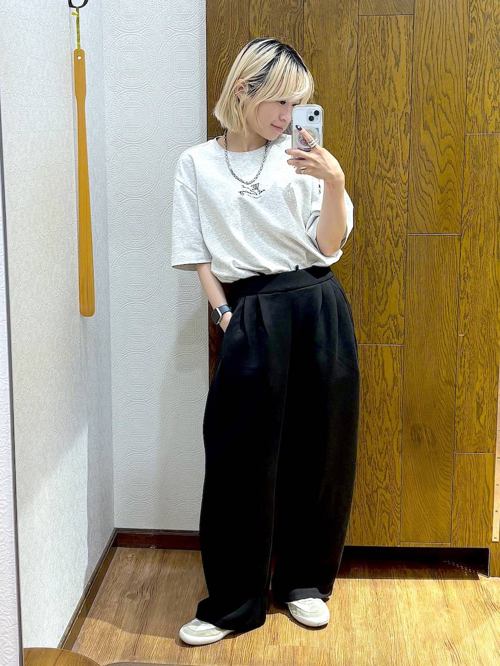 ホワイト系のスニーカー、グレー系のTシャツ/カットソー、ブラック系のその他パンツを着用したレディースの夏コーディネートの2枚目の写真