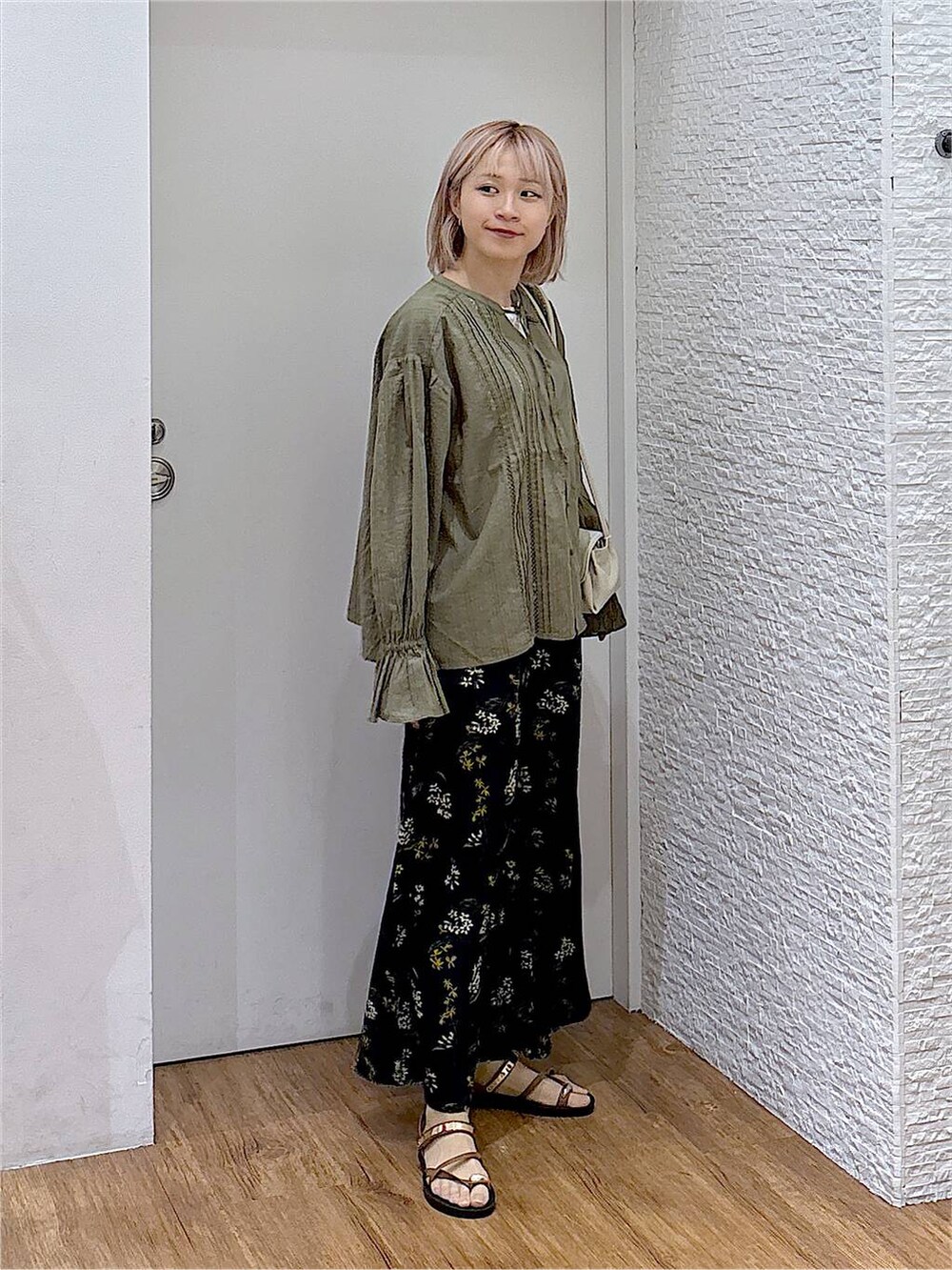 グリーン系のシャツ/ブラウス、ベージュ系のショルダーバッグ、ブルー系のその他パンツを着用したレディースの夏コーディネートの4枚目の写真