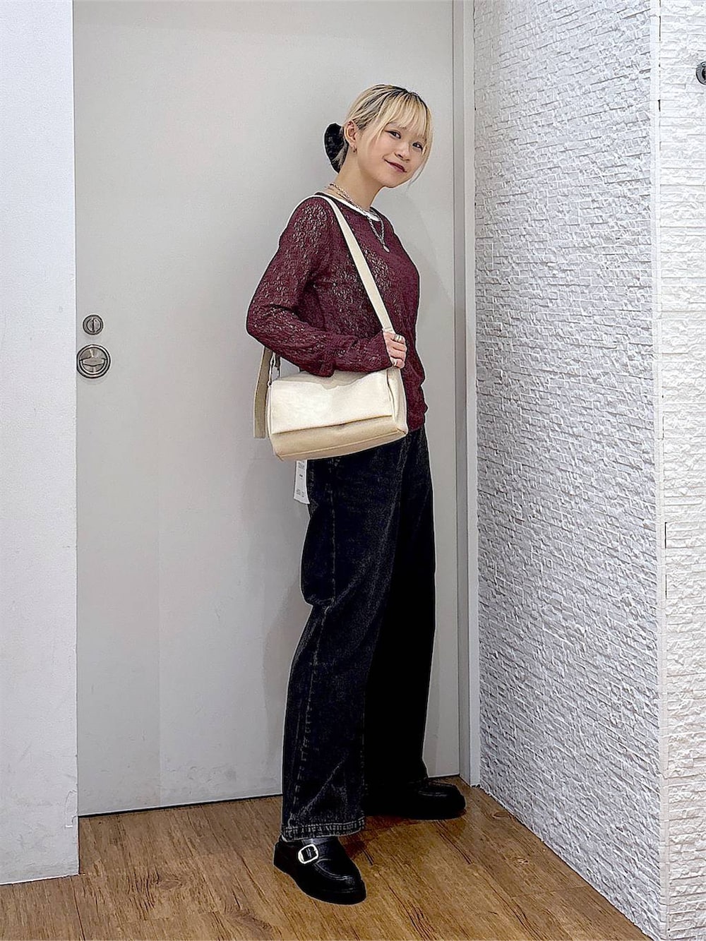 ホワイト系のTシャツ/カットソー、ブラック系のローファー、ブラック系のデニムパンツを着用したレディースの夏コーディネートの5枚目の写真