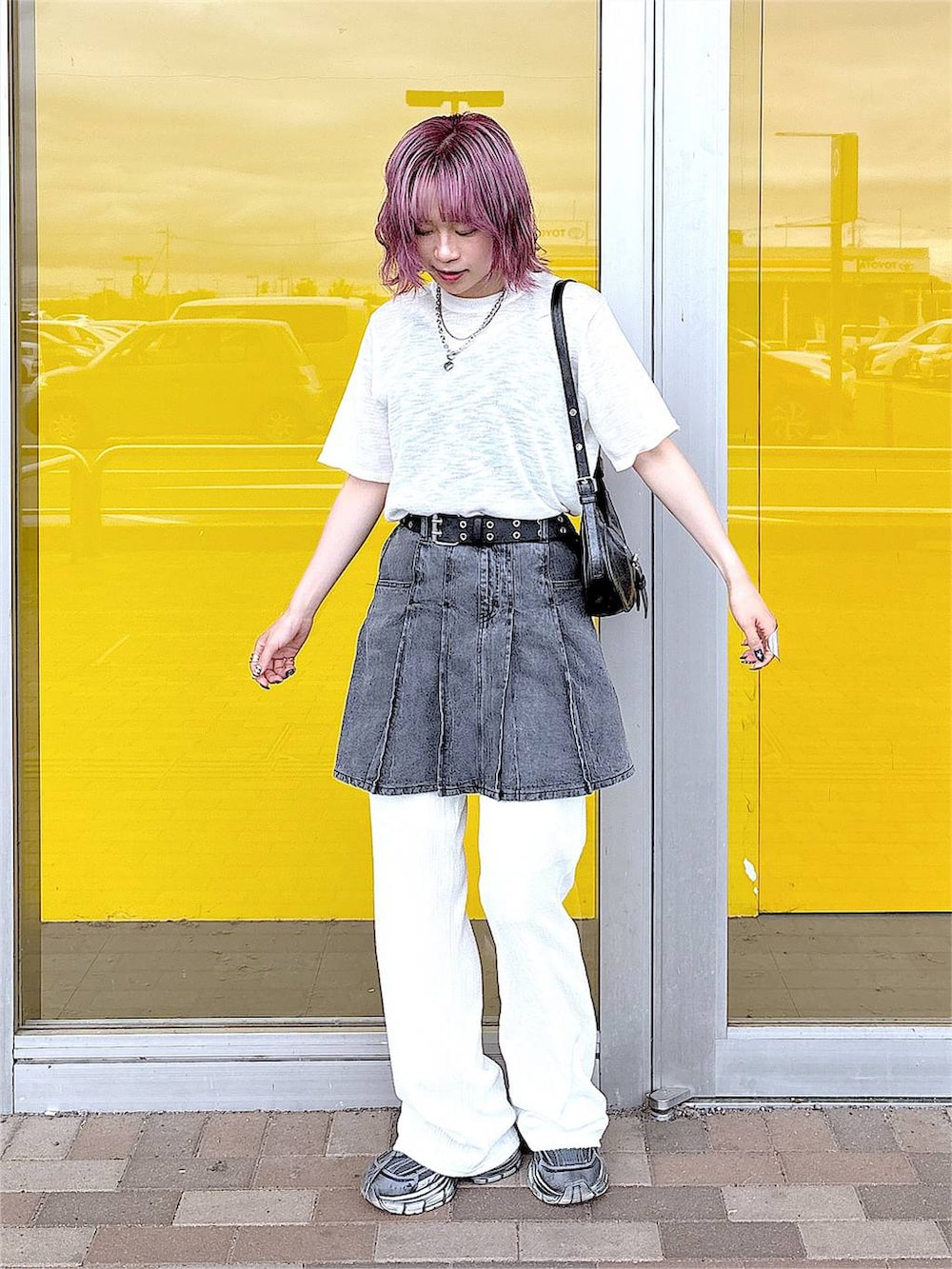 ホワイト系のその他パンツ、グレー系のスニーカー、ブラック系のデニムスカートを着用したレディースの夏コーディネートの3枚目の写真