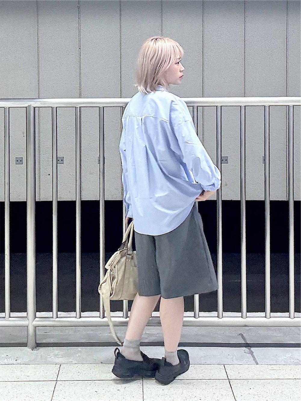 ベージュ系のボストンバッグ、ブルー系のシャツ/ブラウス、グレー系のその他パンツを着用したレディースの夏コーディネートの2枚目の写真