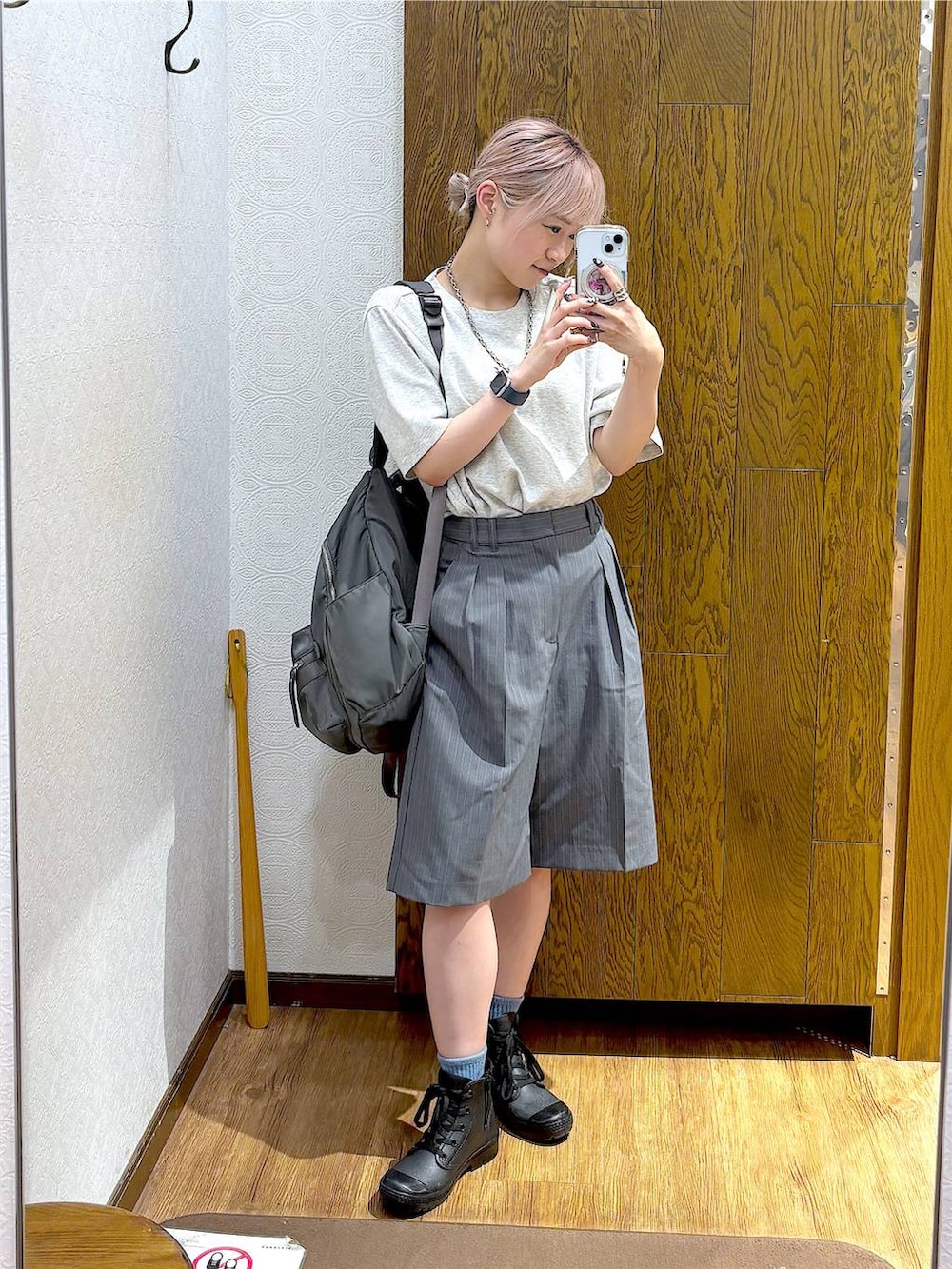 グレー系のバックパック/リュック、グレー系のTシャツ/カットソー、グレー系のその他パンツを着用したレディースの夏コーディネートの3枚目の写真