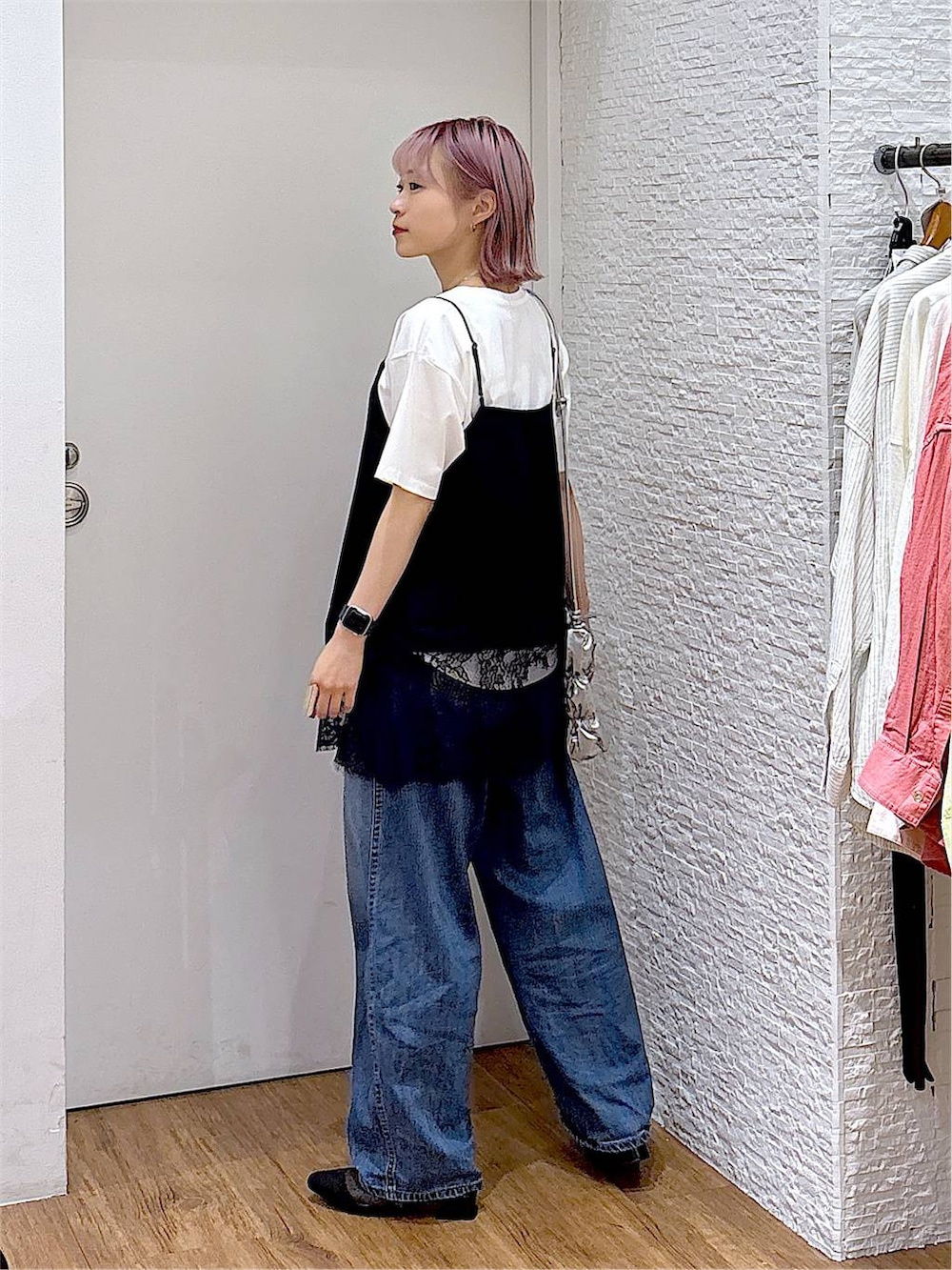 ブルー系のデニムパンツ、ホワイト系のTシャツ/カットソー、ブラック系のパンプスを着用したレディースの夏コーディネートの2枚目の写真