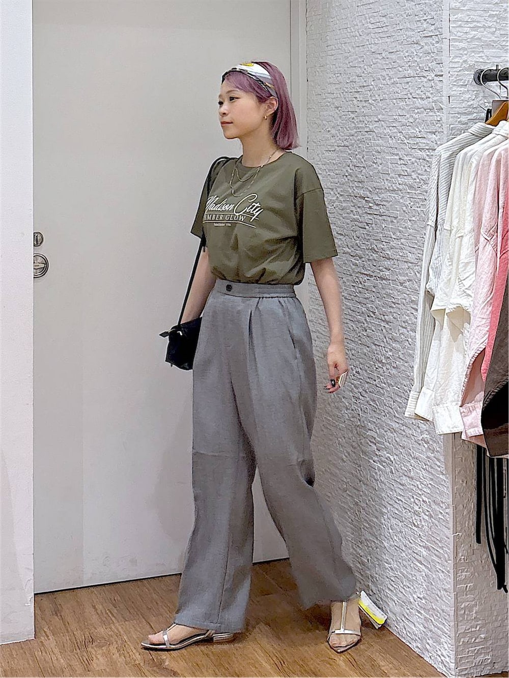 ブラック系のショルダーバッグ、グレー系のその他パンツ、グリーン系のTシャツ/カットソーを着用したレディースの夏コーディネートの2枚目の写真
