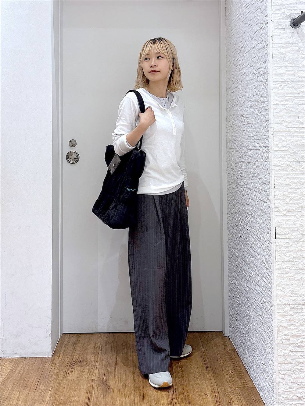 ホワイト系のTシャツ/カットソー、グレー系のTシャツ/カットソー、ブラック系のトートバッグを着用したレディースの夏コーディネートの5枚目の写真
