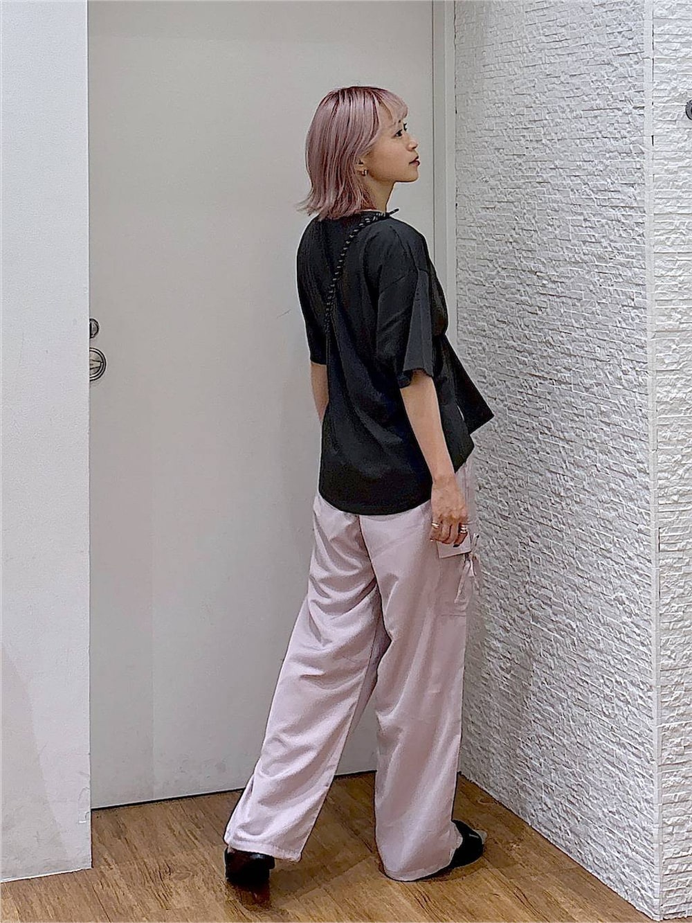 グレー系のTシャツ/カットソー、ピンク系のカーゴパンツ、ピンク系のボディバッグ/ウエストポーチを着用したレディースの夏コーディネートの3枚目の写真