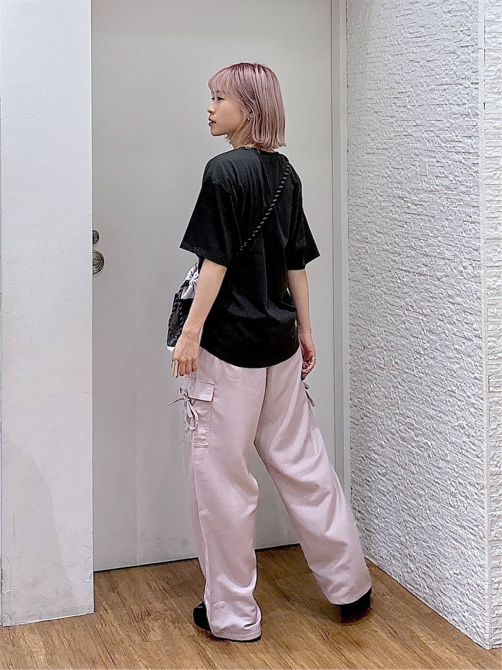 グレー系のTシャツ/カットソー、ピンク系のカーゴパンツ、ピンク系のボディバッグ/ウエストポーチを着用したレディースの夏コーディネートの2枚目の写真
