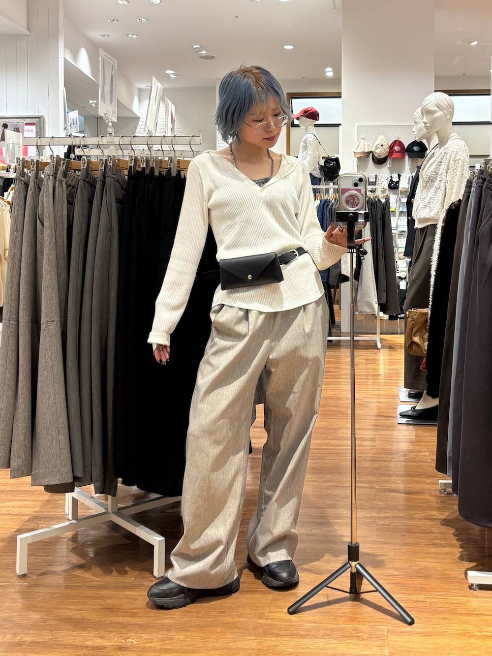 ホワイト系のパーカー、ベージュ系のその他パンツ、グレー系のネックレスを着用したレディースの秋コーディネートの2枚目の写真