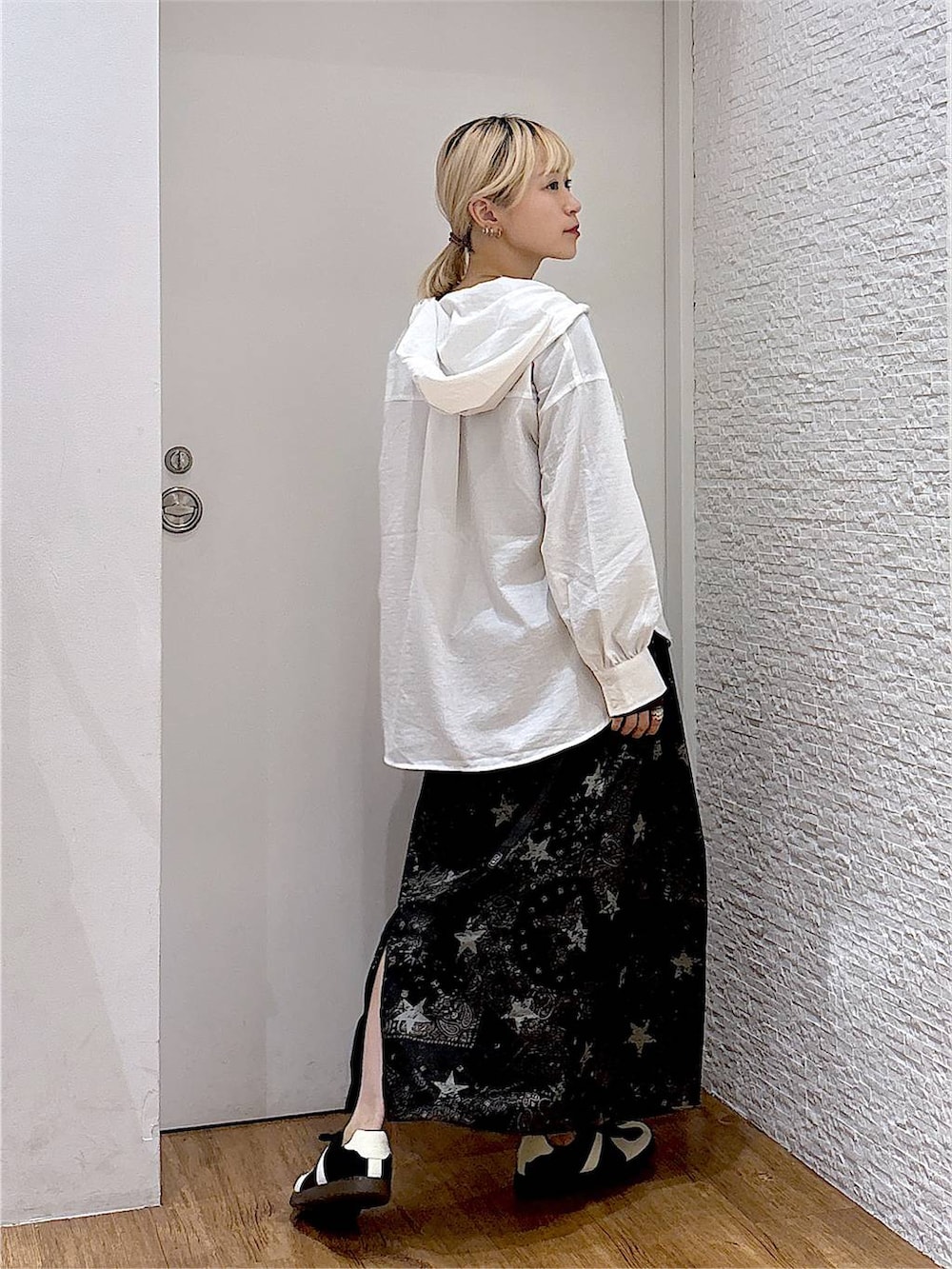 レッド系のTシャツ/カットソー、ブラック系のスニーカー、ホワイト系のTシャツ/カットソーを着用したレディースの夏コーディネートの3枚目の写真